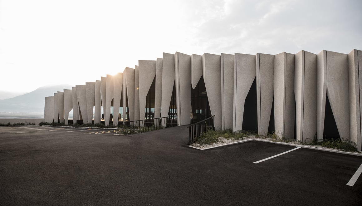 The “Fels” [“Cliff”] façade of the Cantina Kurtatsch