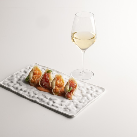 Pasta shells with tuna and salmon tartare and slightly spicy tomato salsa