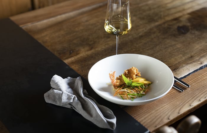 Asian vegetable salad with mango & two types of prawn ©IDM/Alto Adige Wine/Marion Lafogler
