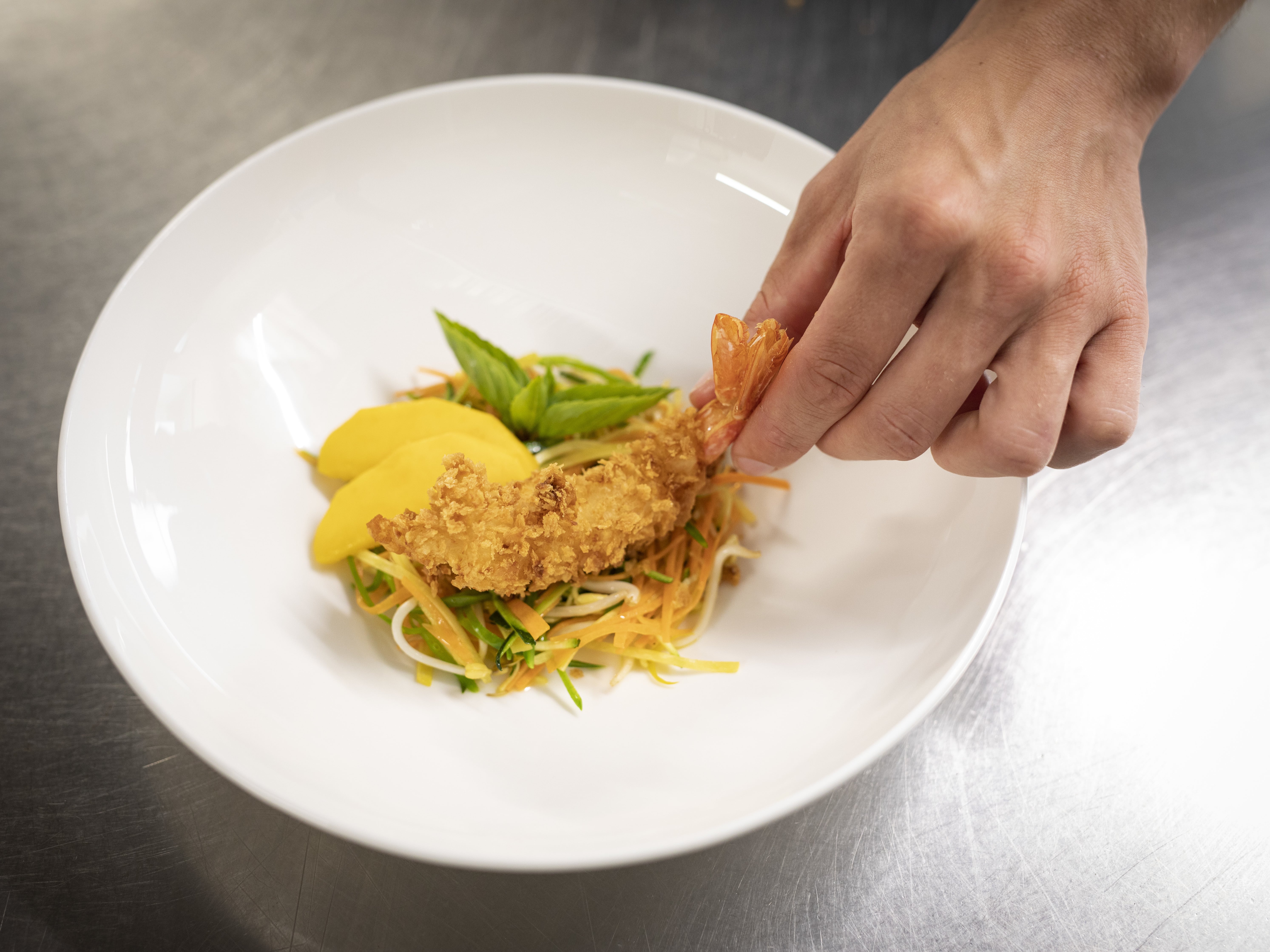 Close-up of carefully arranged ingredients on a plate for the dish ©IDM/Alto Adige Wine/Marion Lafogler
