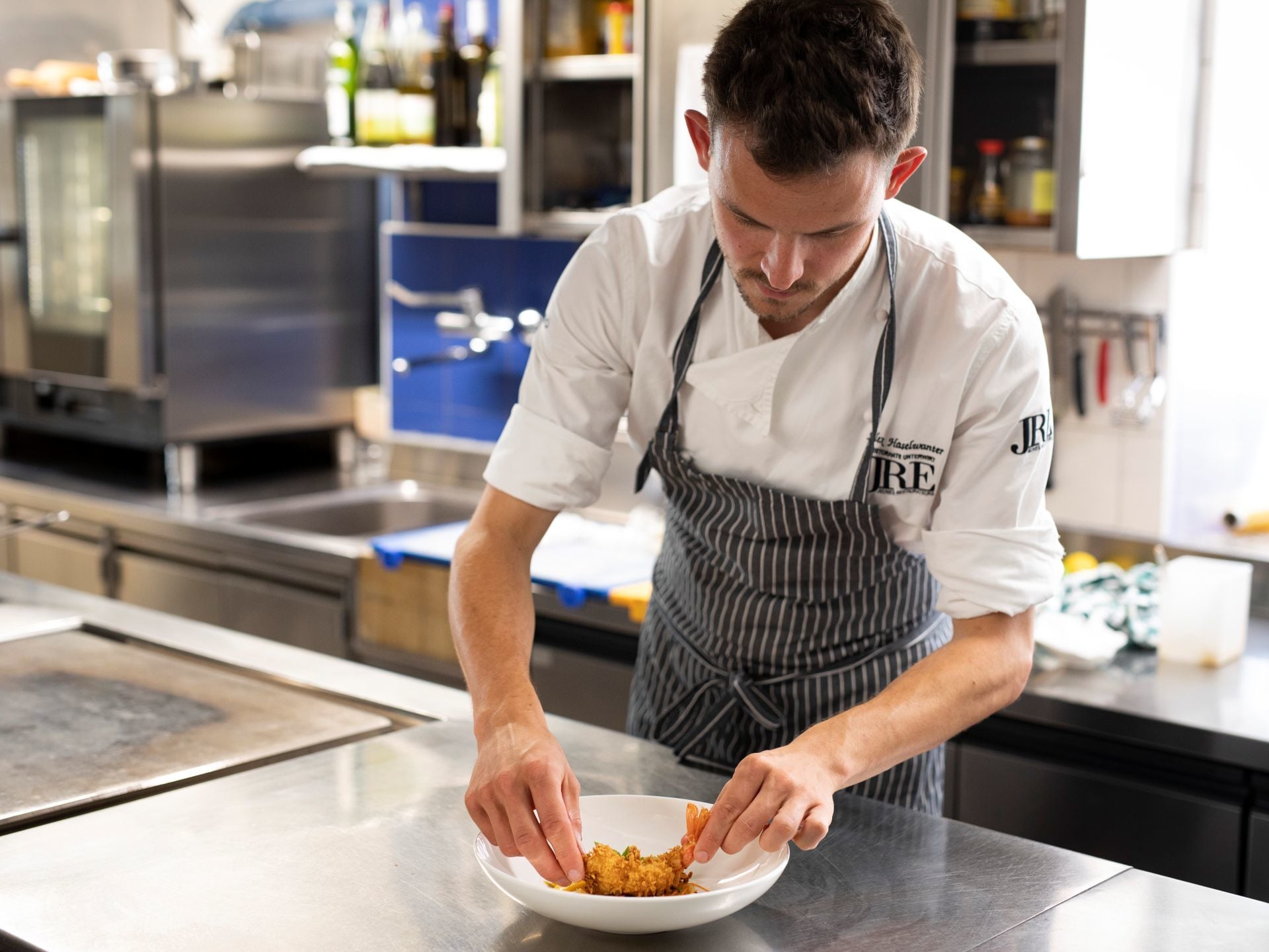Chef carefully arranges the dish on a plate ©IDM/Alto Adige Wine/Marion Lafogler