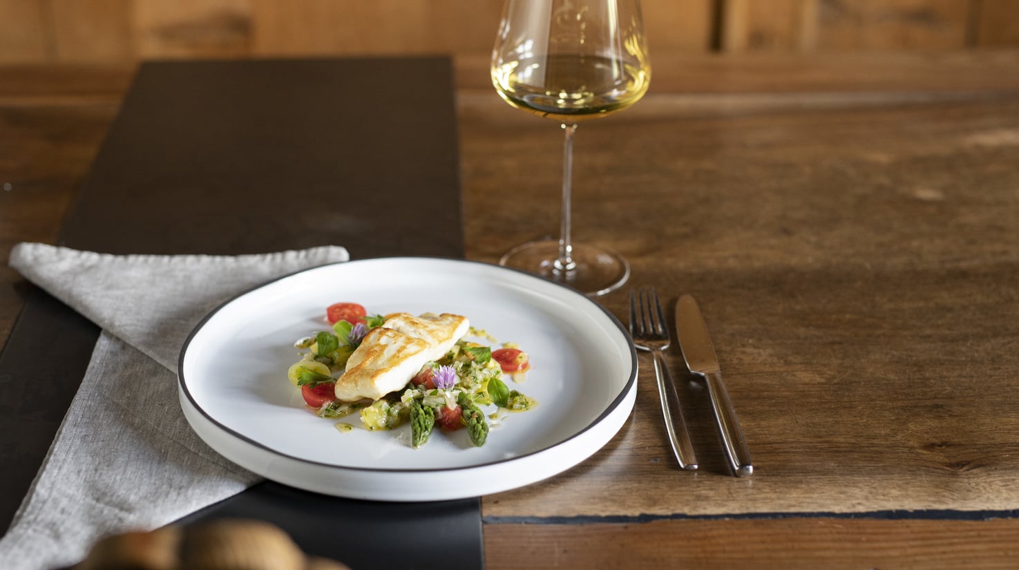 Turbot fillet on green asparagus and sauce Vierge ©IDM/Alto Adige Wine/Marion Lafogler