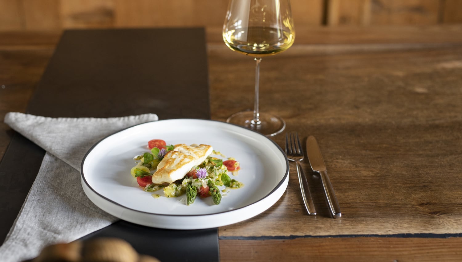 Turbot fillet on green asparagus and sauce Vierge ©IDM/Alto Adige Wine/Marion Lafogler