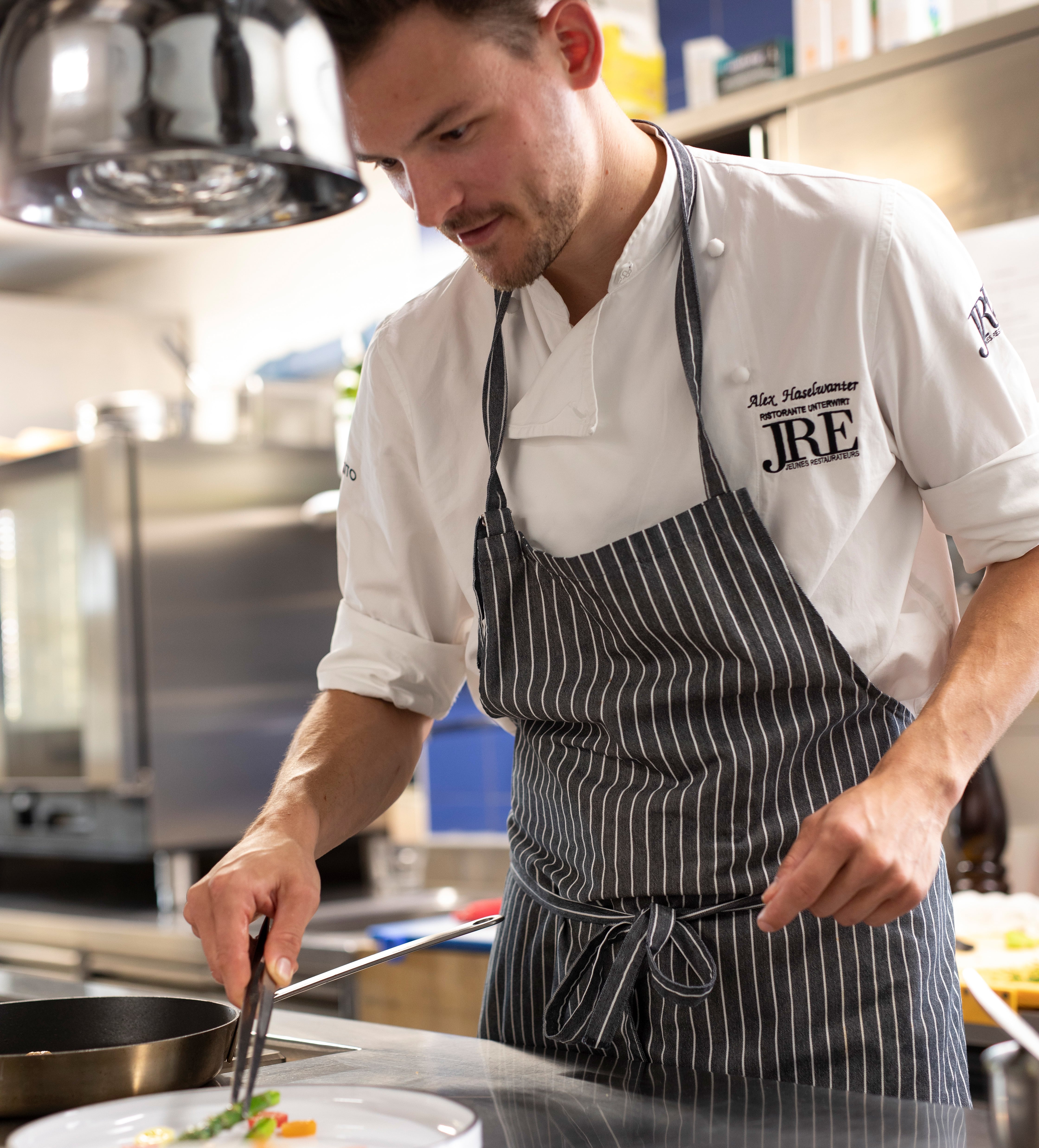 The chef cooks the turbot fish in a pan ©IDM/Alto Adige Wine/Marion Lafogler