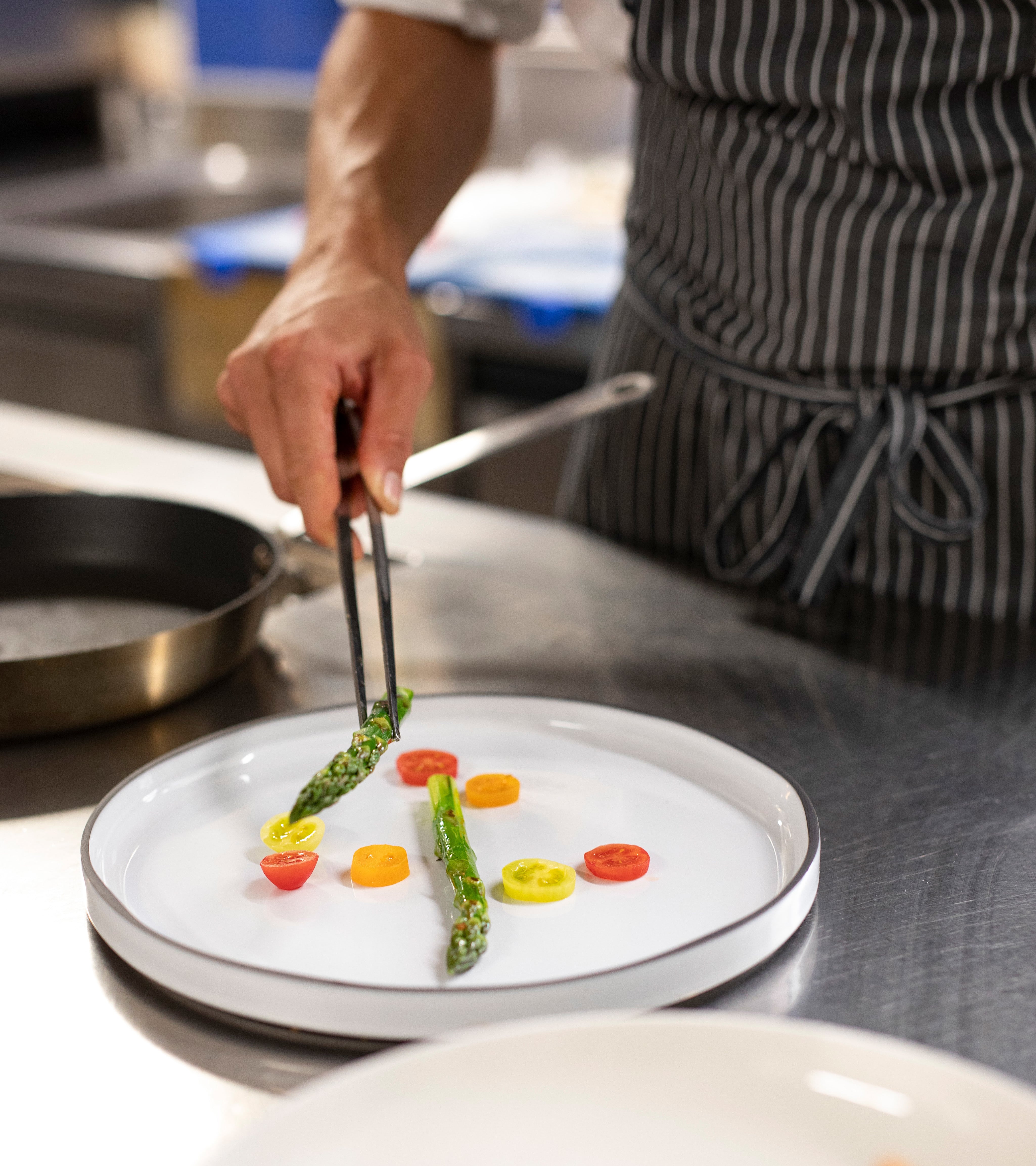 The chef plates the turbot fish ©IDM/Alto Adige Wine/Marion Lafogler
