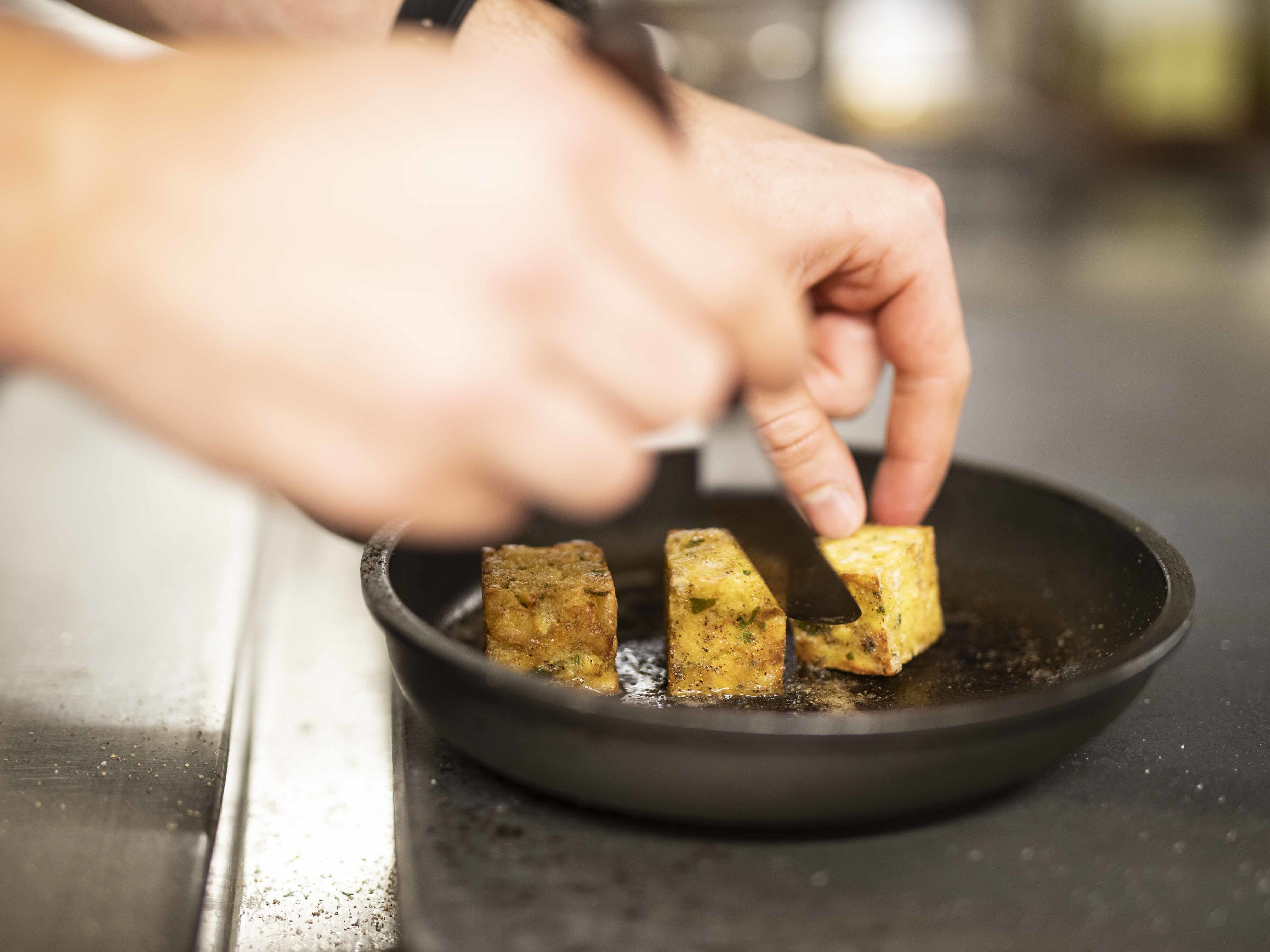 The herb dumpling is fried well on all sides with butter. ©IDM/Alto Adige Wine/Marion Lafogler