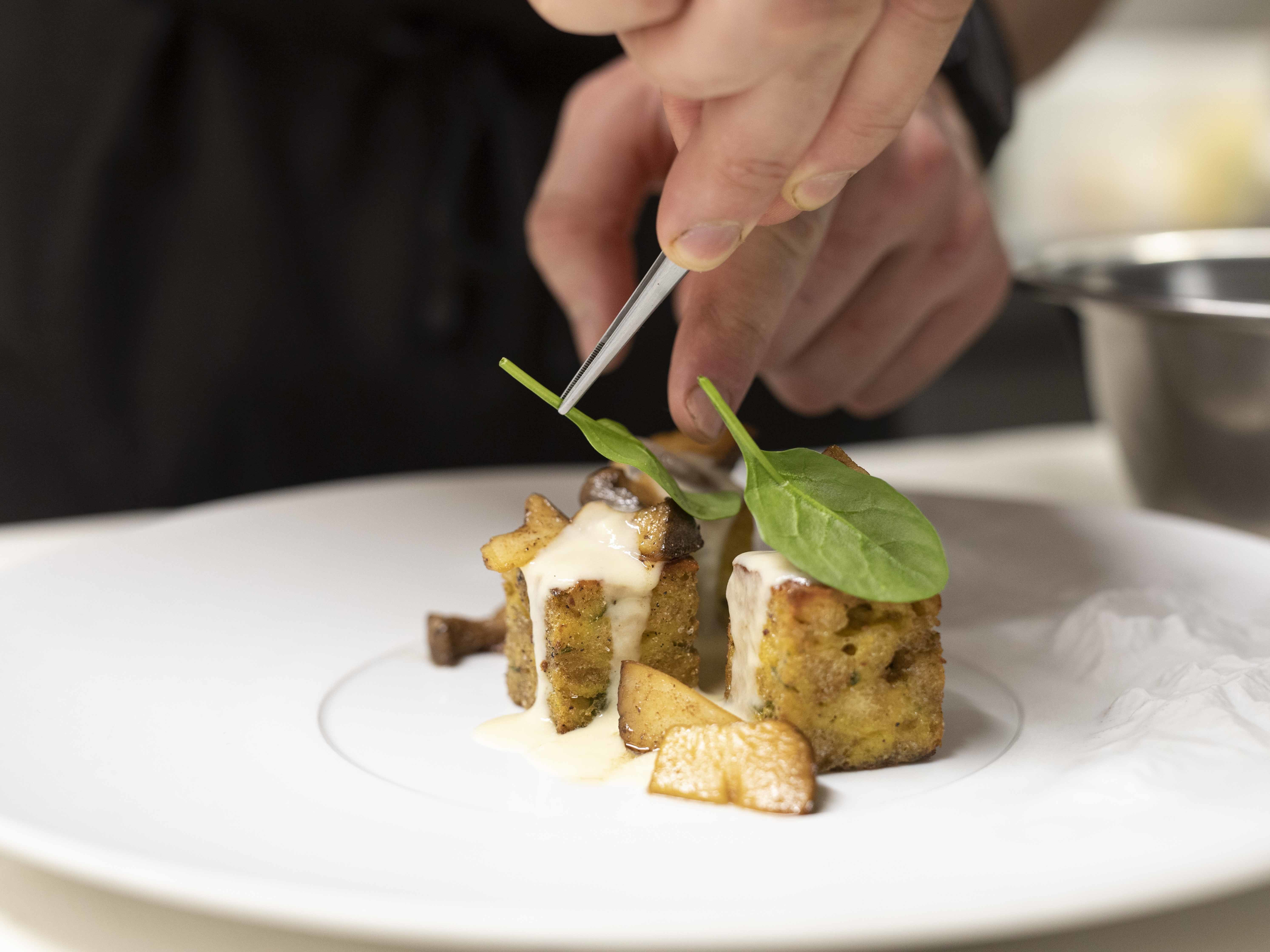 The herb dumpling is served together with the savoy cabbage rolls. ©IDM/Alto Adige Wine/Marion Lafogler