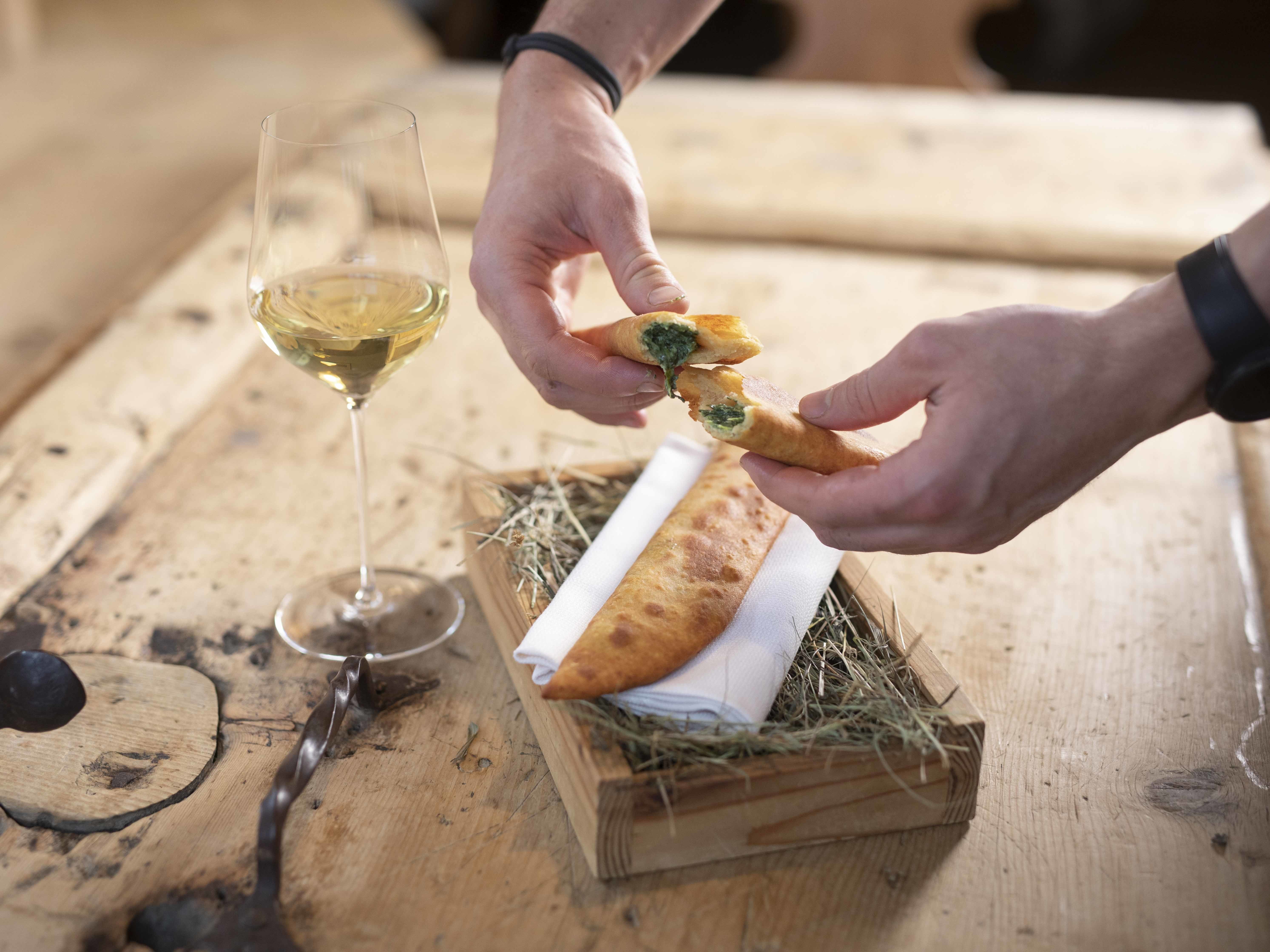 The Villandro doughnuts are served ©IDM/Alto Adige Wine/Marion Lafogler