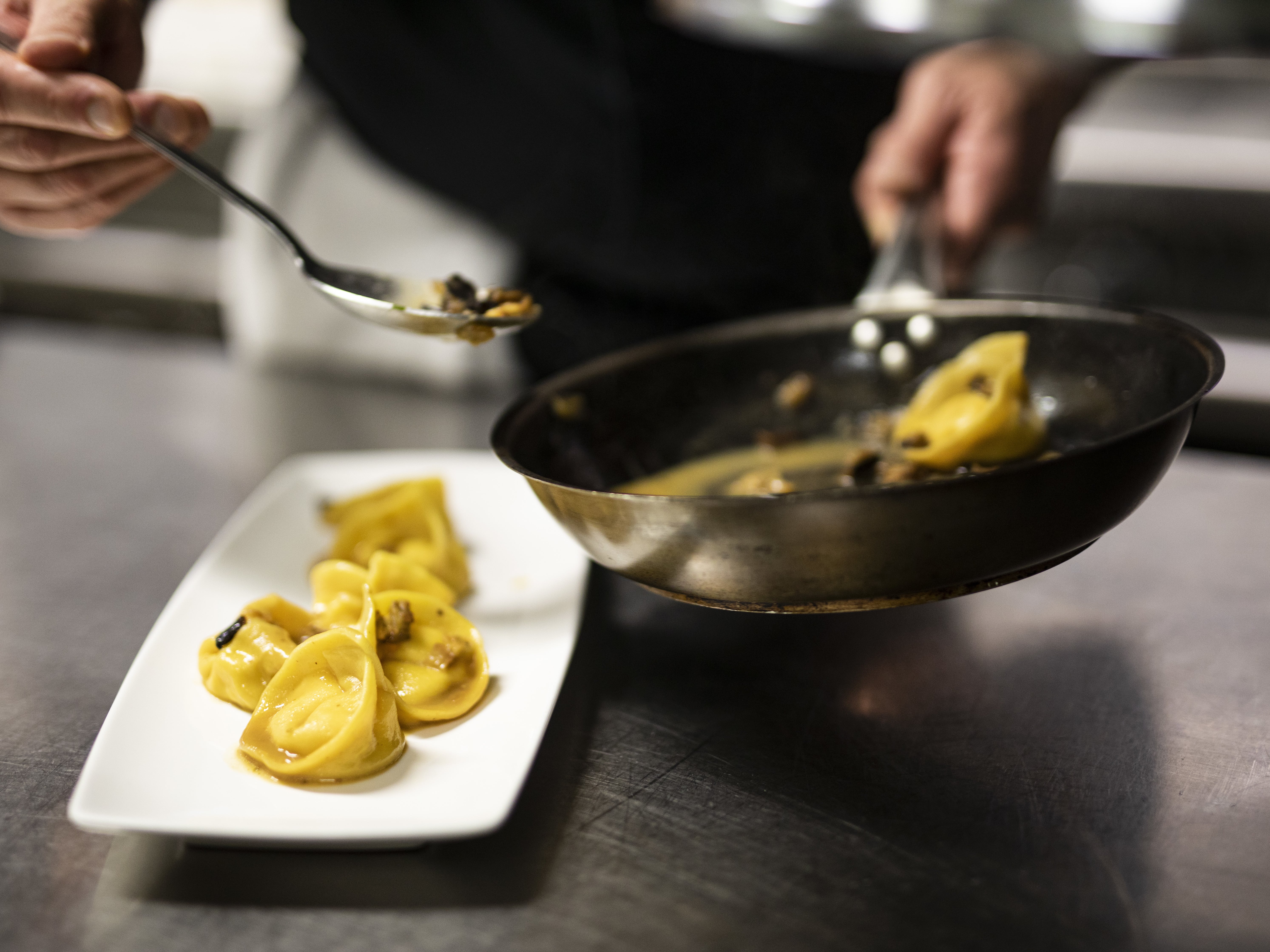 The Tortelli cacio e pepe dish is served ©IDM/Alto Adige Wine/Marion Lafogler