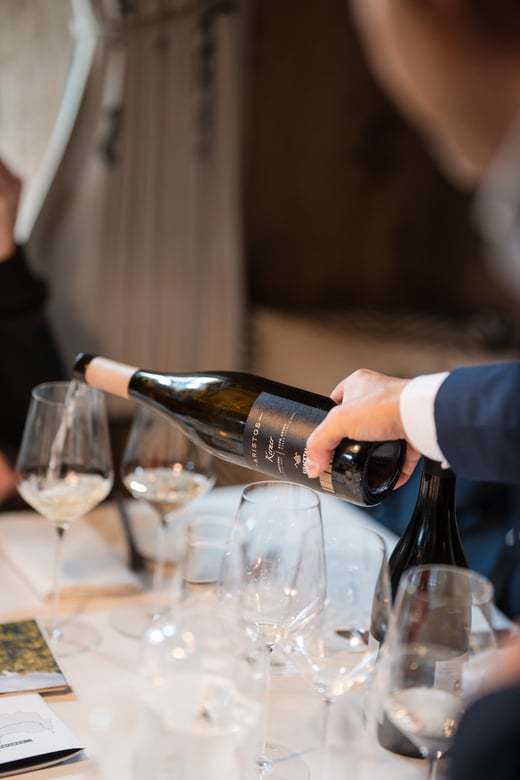 White South Tyrolean wine flowing into a glass while being poured. ©IDM/Consorzio Vini Alto Adige/Mint Mediahouse